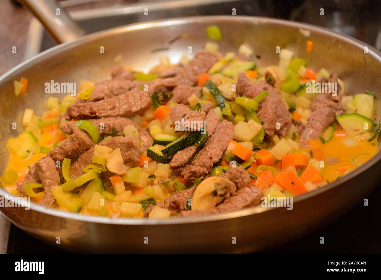 Im Kochtopf wird Rindfleisch mit Gemüse zubereitet - Nahaufnahme Stockfoto