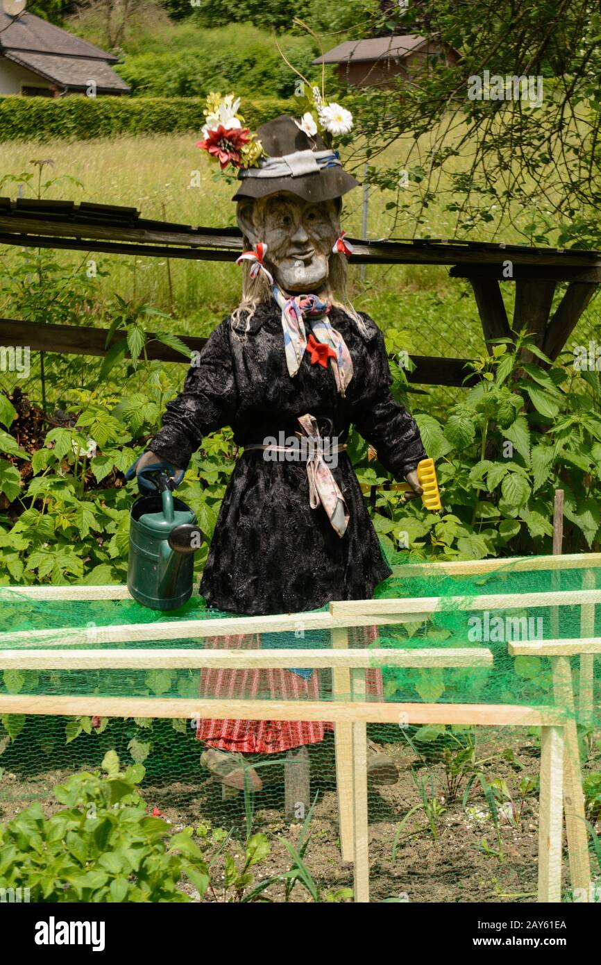 Scarecrow als lustige Kreatur und dekoratives Element des Gartendesigns Stockfoto