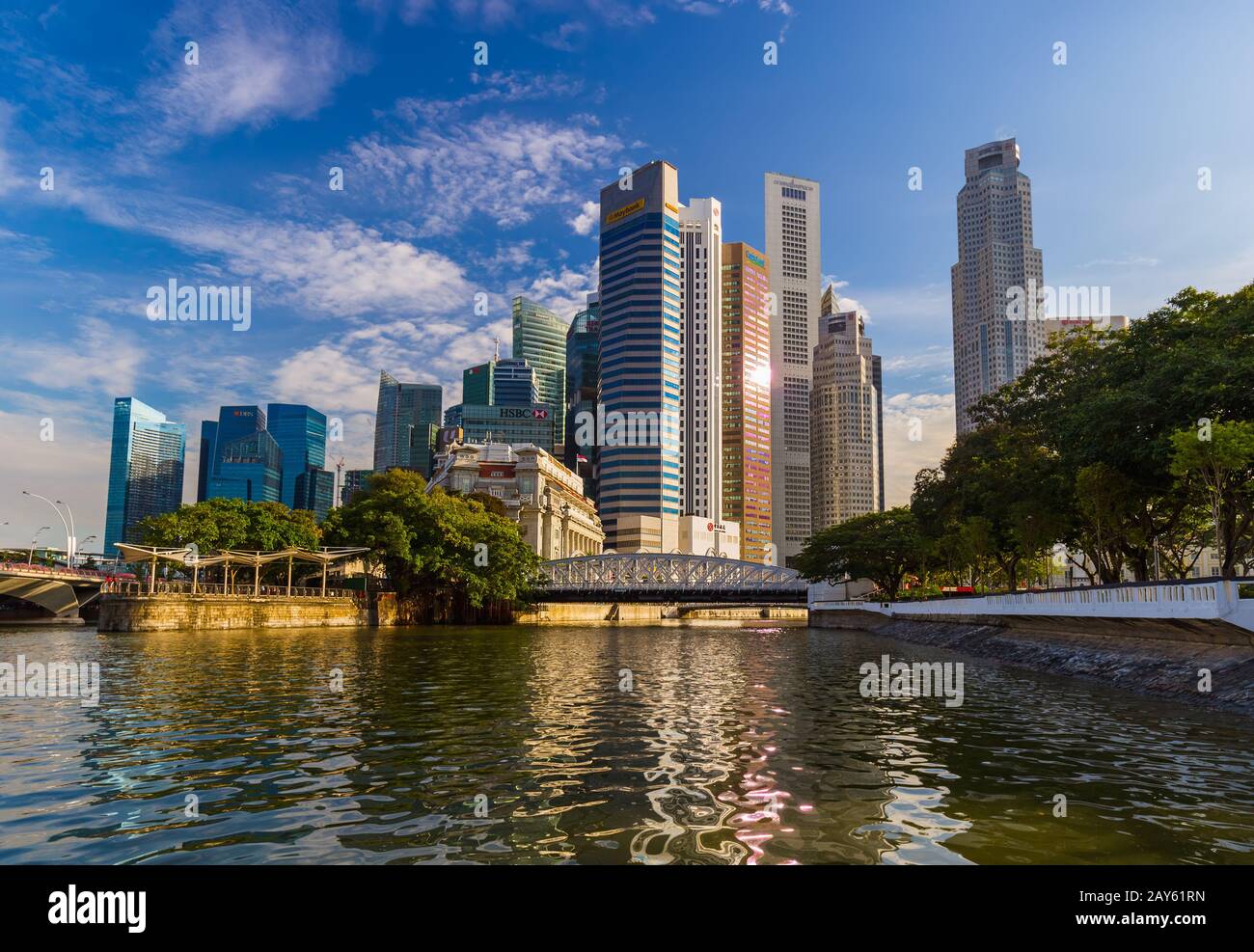 SINGAPUR - 15. APRIL: Skyline der Stadt Singapur und Marina Bay am 15. April 2016 in Singapur Stockfoto