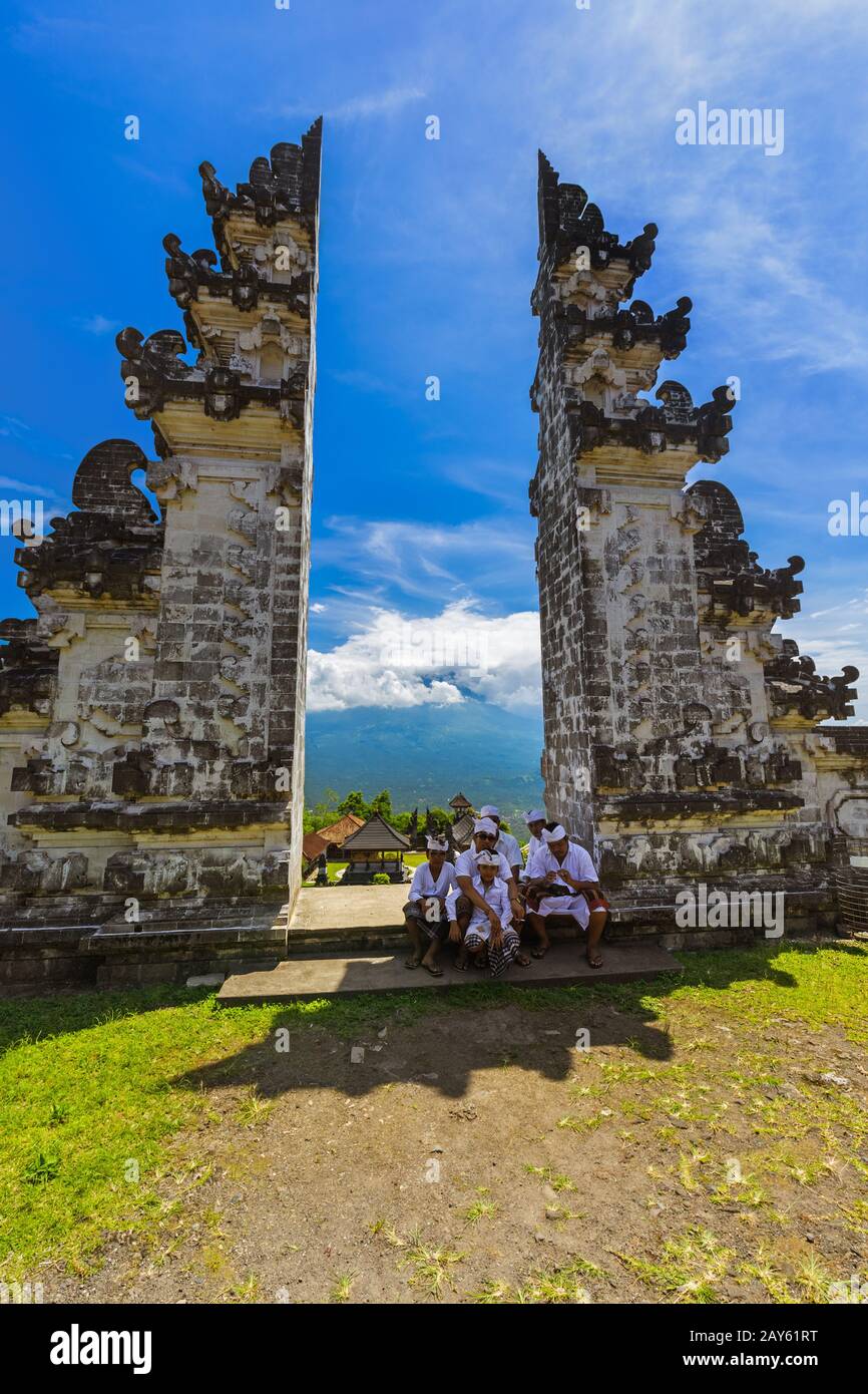 BALI INDONESIA - 27. APRIL: Menschen im Lempuyang-Tempel am 27. April 2016 auf Bali Island, Indonesien Stockfoto