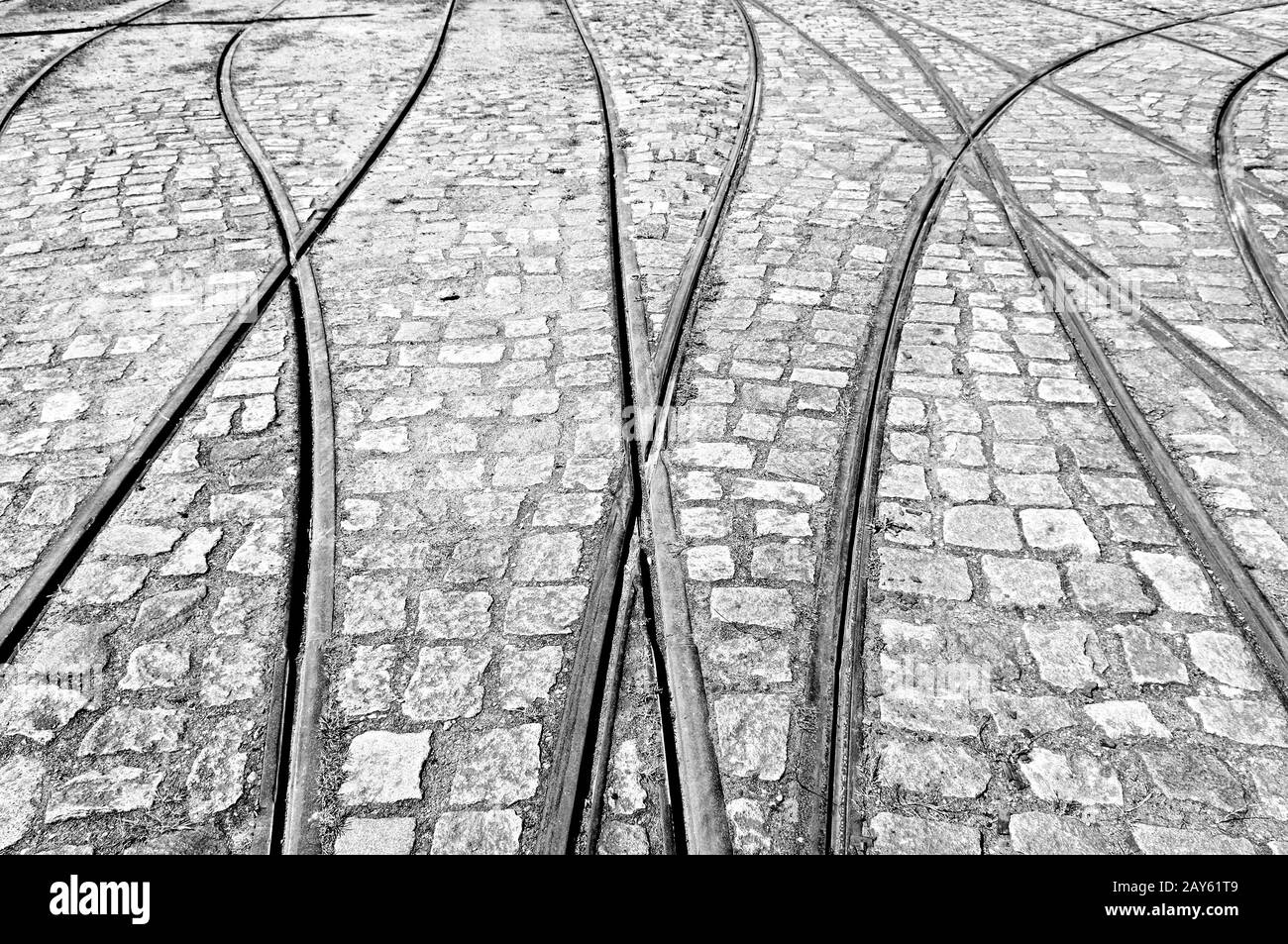 Mehrere Bahngleise nebeneinander in Schwarz-Weiß Stockfoto