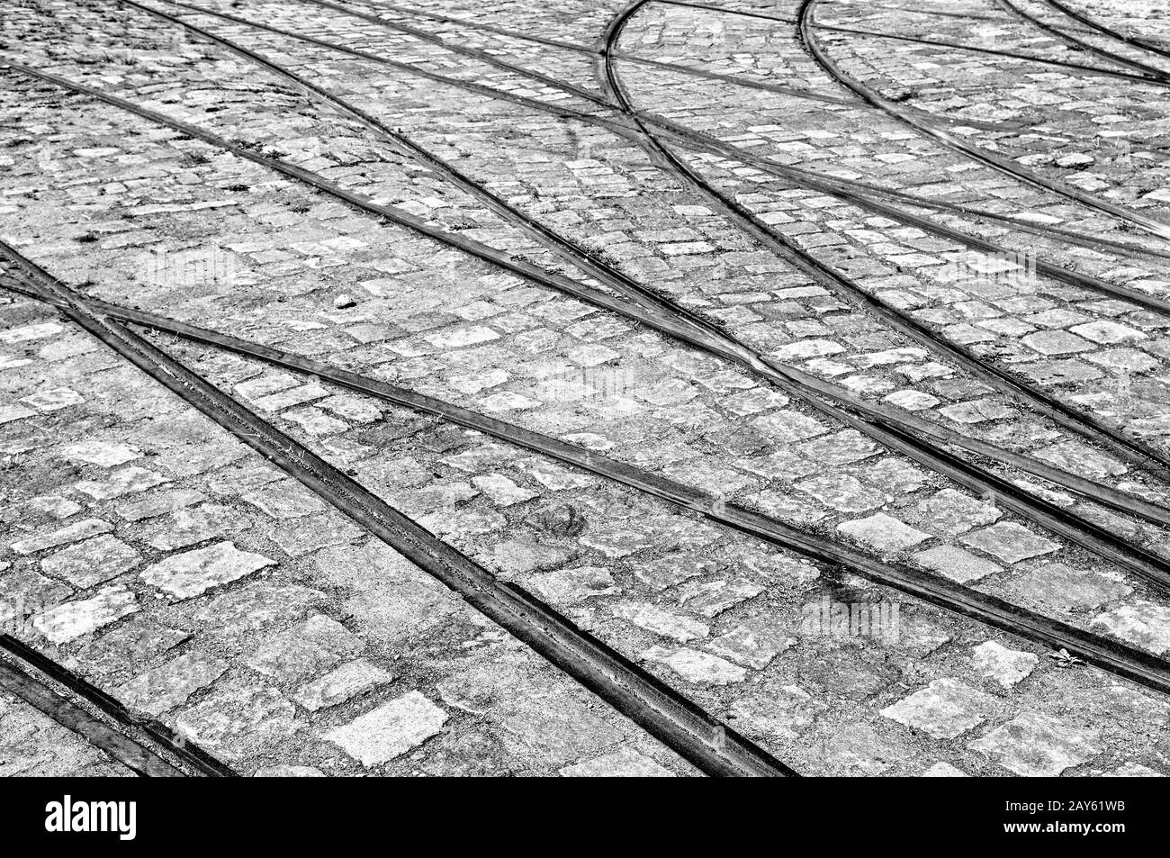 Alte Bahngleise nebeneinander in Schwarz-Weiß Stockfoto