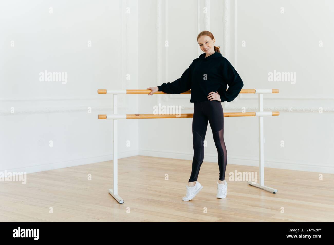 Balletttanzer Der Auf Stange Sich Lehnt Stockfotos Und Bilder Kaufen Alamy