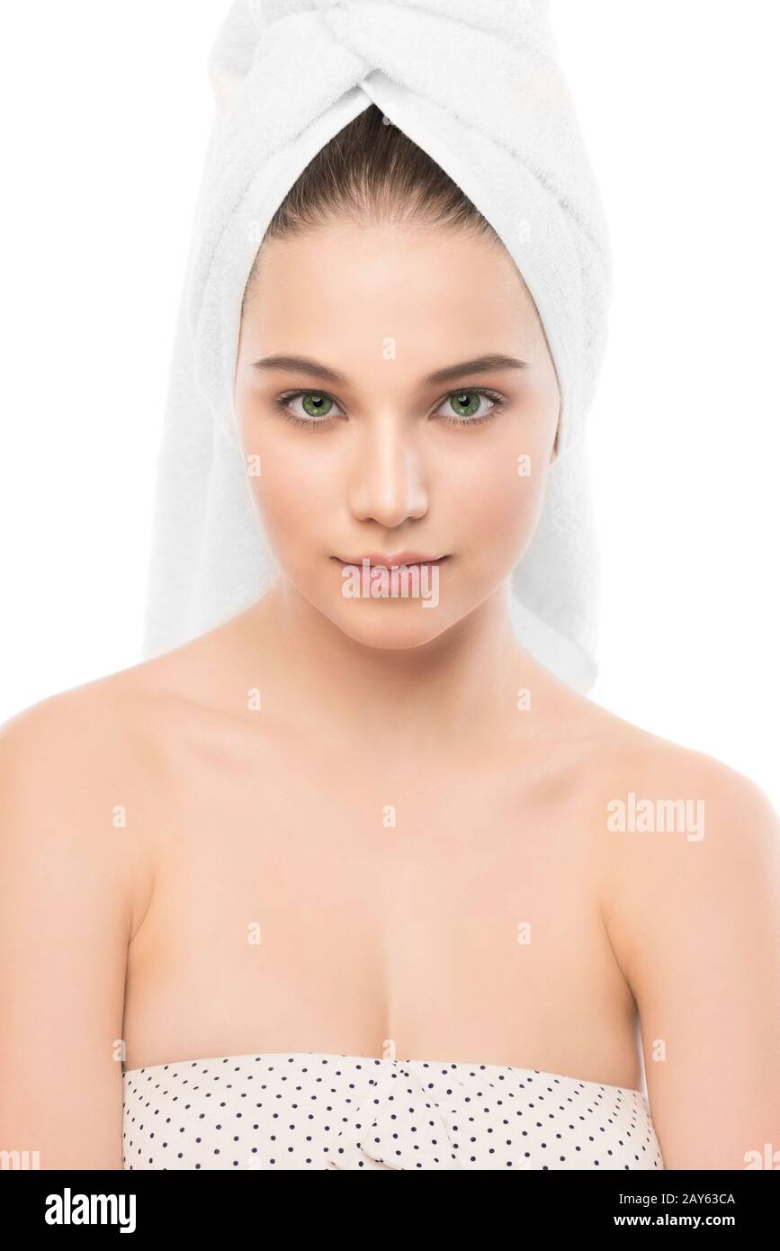 Schöne junge Brünette Frau mit sauberen Gesicht und Handtuch auf den Kopf. Isoliert. Stockfoto