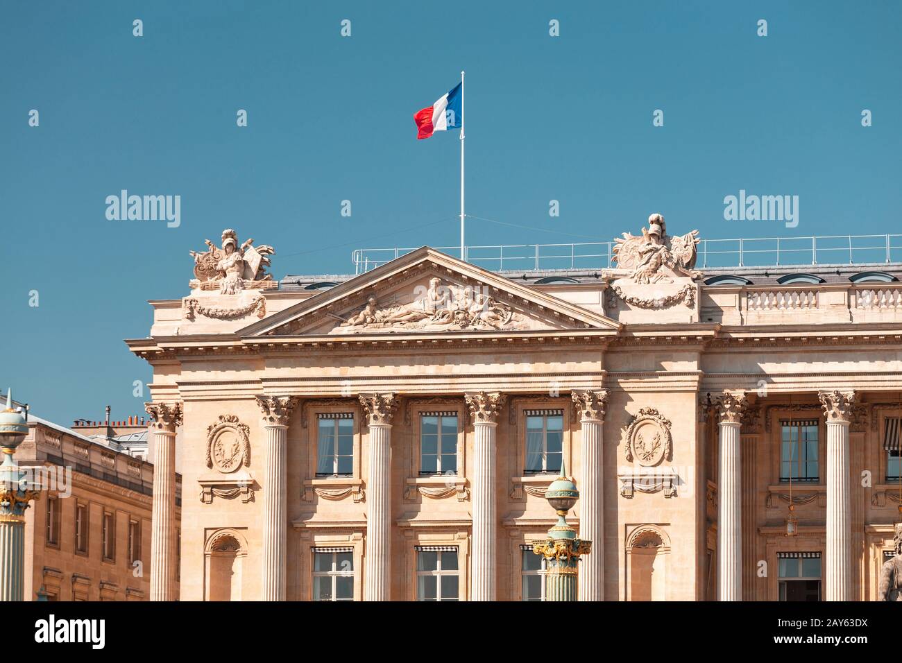 Französische Flagge schwenkt auf ein Regierungsgebäude in Paris Stockfoto