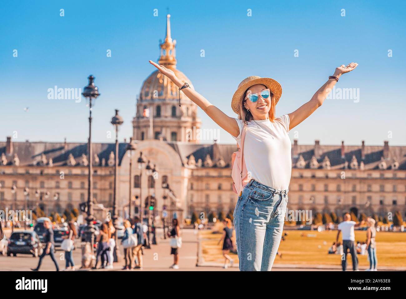 Asian Happy Girl Reisende posieren auf dem Platz in der Nähe des Invalides In Paris. Lifestyle und Tourismus in Frankreich Stockfoto