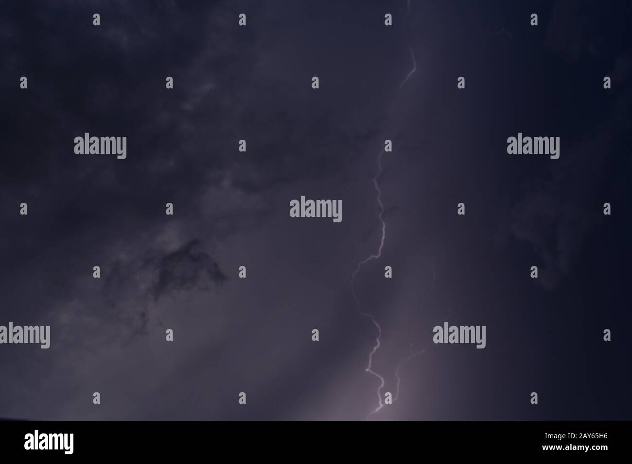 Blitze am düsteren Himmel bei einem Sturm am Abend Stockfoto