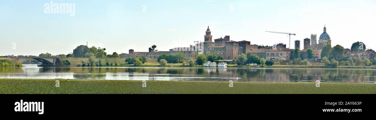 Mantova (Skyline von Mantua aus Lago Inferiore), UNESCO-Weltkulturerbe - Italien, Europa Stockfoto