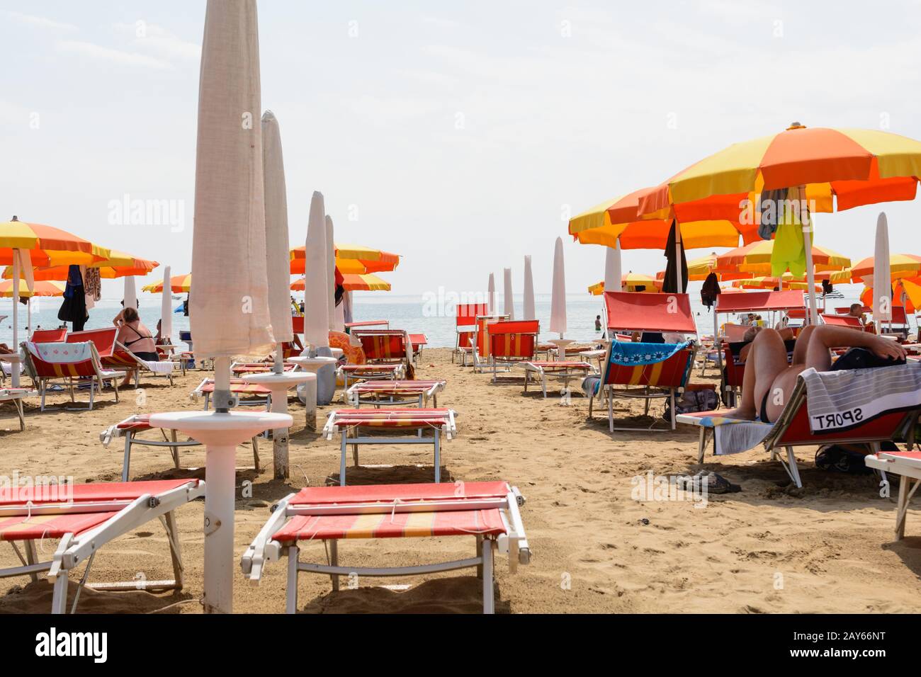 Badeurlaub in der Sonnenliege am Strand - Italien Stockfoto