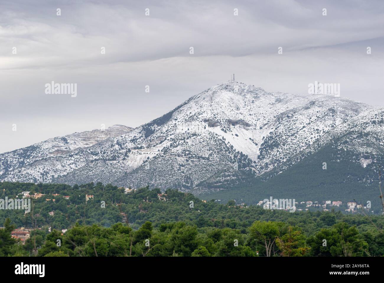 Penteli-Berg von Dionysos Seite, mit schneebedecktem Gipfel Stockfoto