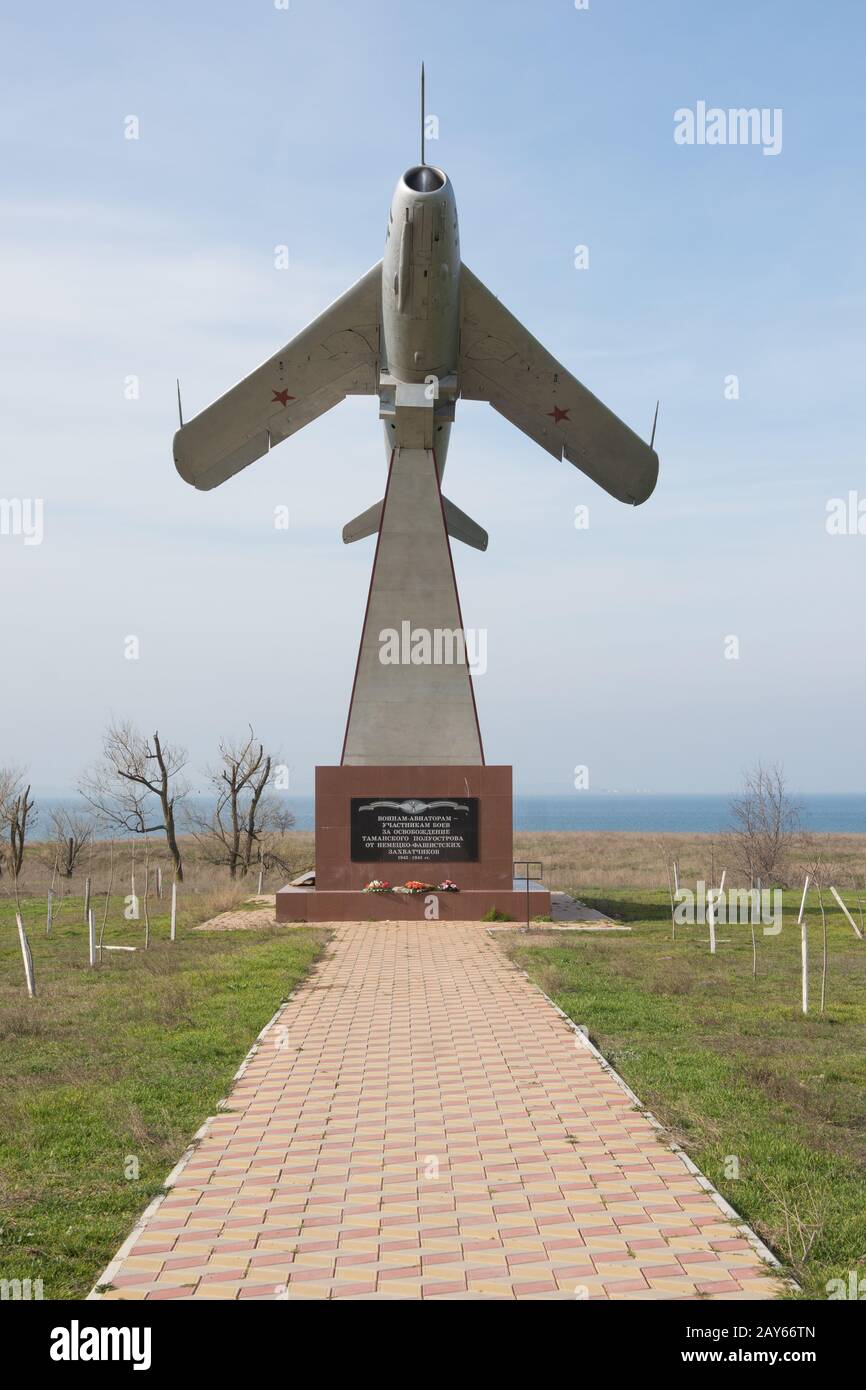 Taman, Russland - 8. März 2016: Die Gedenkstele in Form von einem Flugzeug abheben, zu Ehren der Flieger Soldaten, Mitglieder Stockfoto