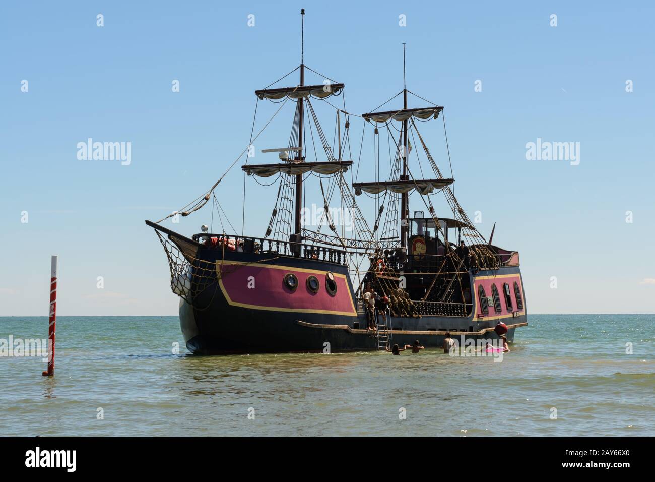 Das alte Piratenschiff ist in Küstennähe angedockt - Italien Stockfoto