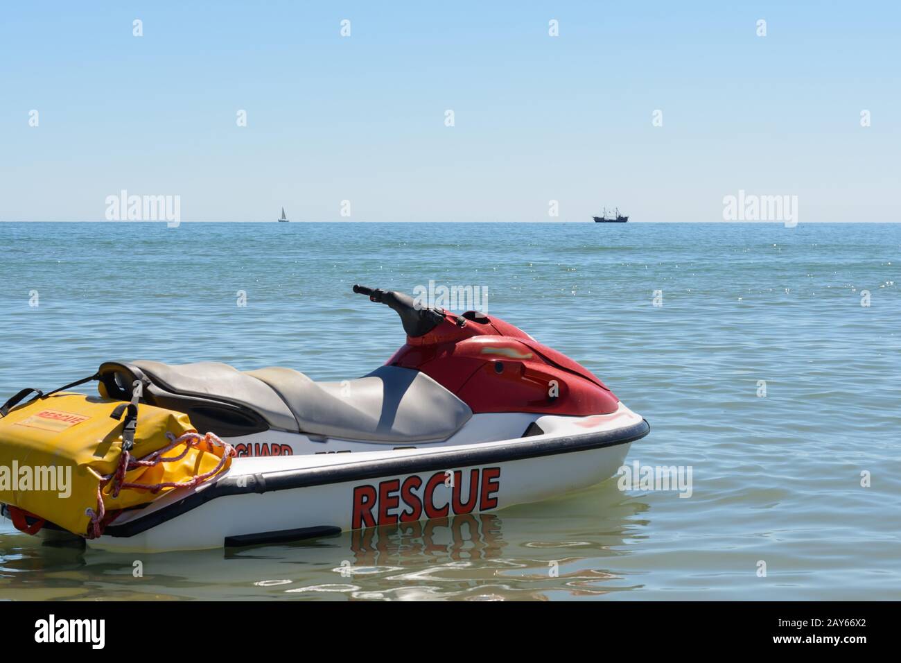 Rettungsboot einsatzbereit in Küstennähe - Italien Stockfoto
