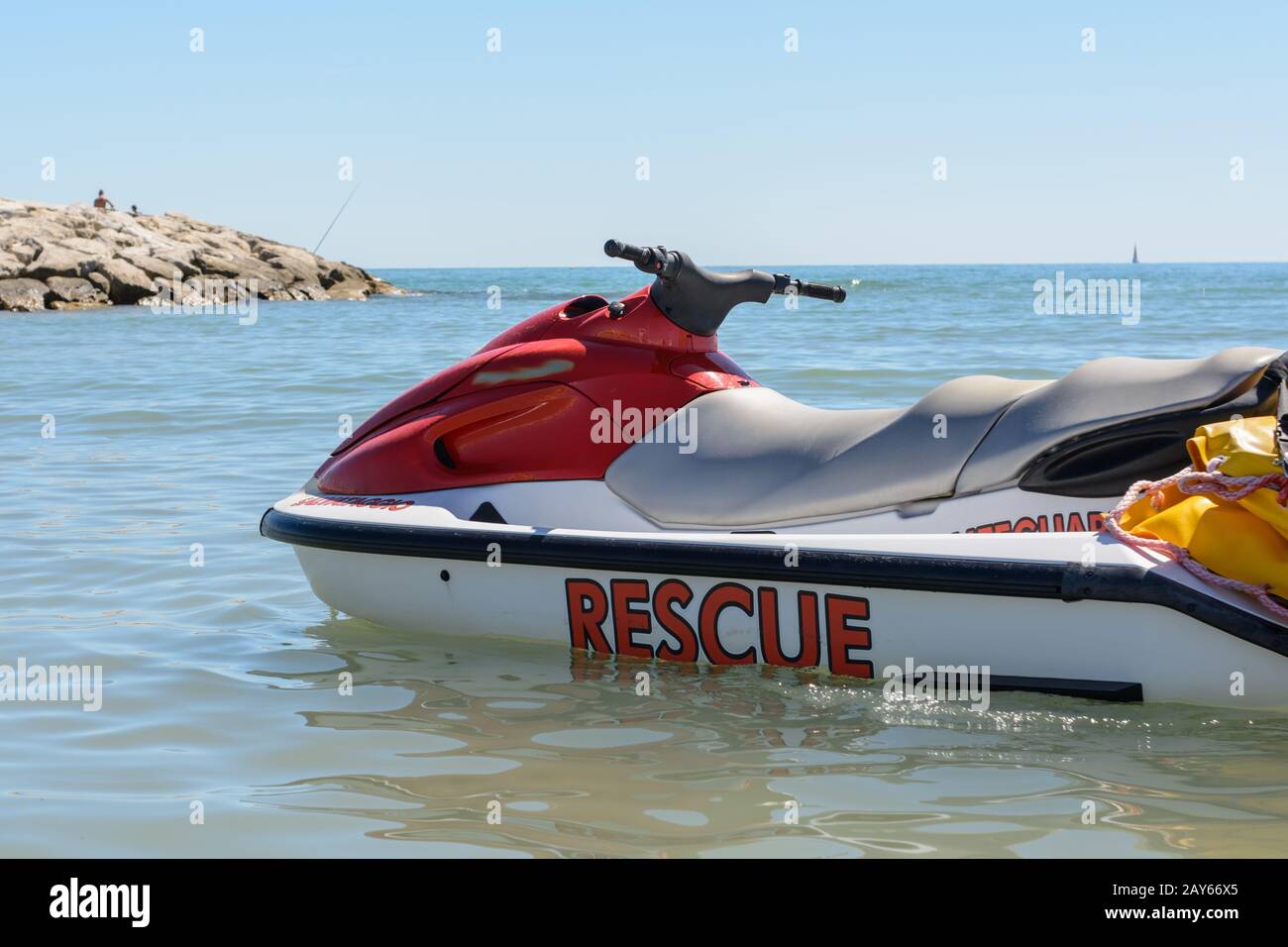 Rettungsboot in Küstennähe - Italien einsatzbereit Stockfoto