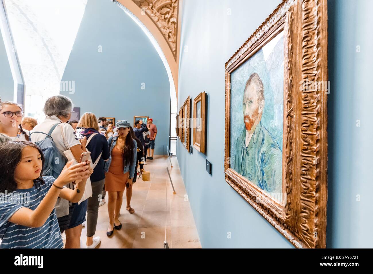 27. Juli 2019, Orsay Museum, Paris, Frankreich: Besucher, die Van Gogh Gemälde in einem Ausstellungsraum des Museums betrachten Stockfoto