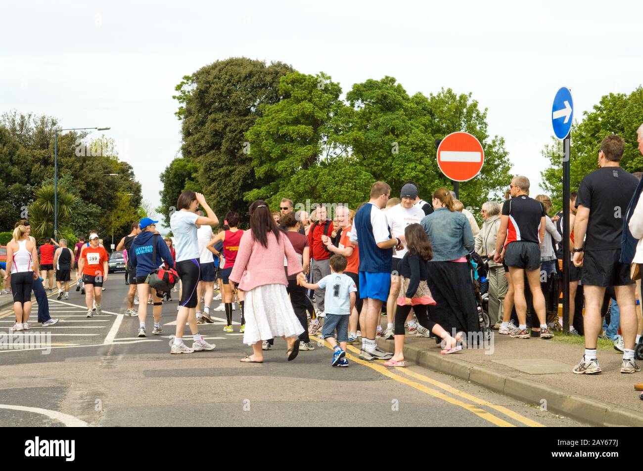 Personengruppen und Läufer sammeln in der Straße vor dem Start der 10 KM-Charity-Lauf Stockfoto