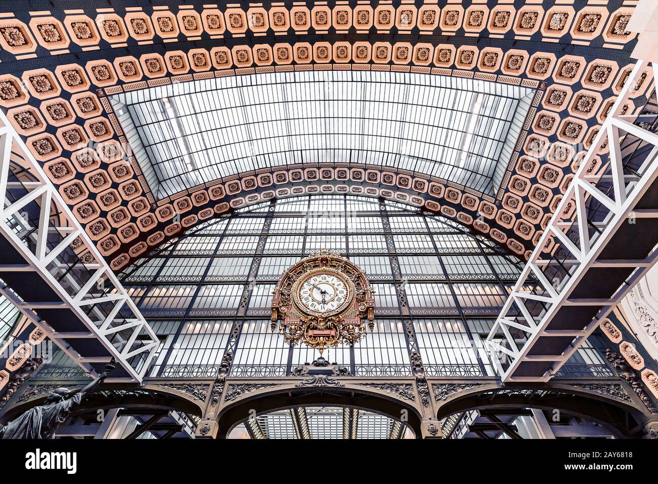 27. Juli 2019, Paris, Frankreich: Berühmte Uhr im Inneren des Orsay Museums Stockfoto
