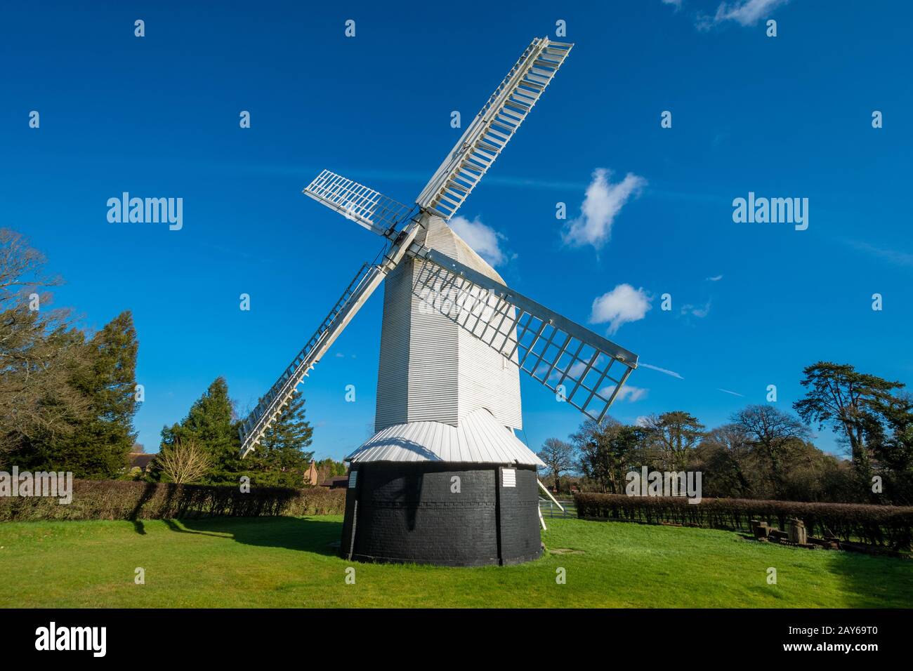 Lowfield Heath Windmill, eine in der Klasse II aufgeführte Postmühle in Charlwood, Surrey, England, die wieder in Ordnung gebracht wurde. Besucherattraktion, Großbritannien Stockfoto