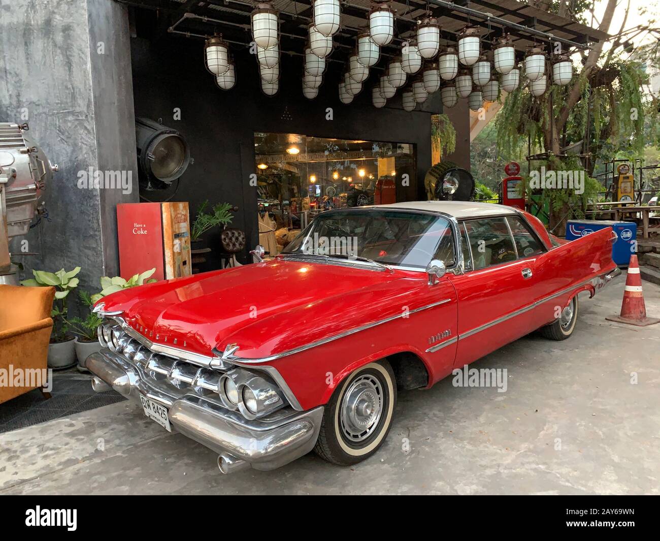 Der alte Schulklassiker chevrolet Kirschrot wird vor dem Laden geparkt, Chevrolet ist eine der ältesten und berühmtesten Automarken der Welt Stockfoto