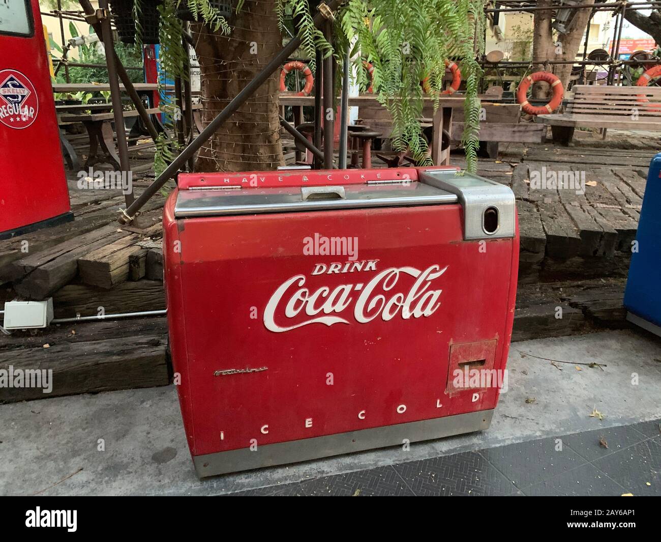 coca Cola alte Retro-Maschine Kühlschrank Stockfotografie - Alamy