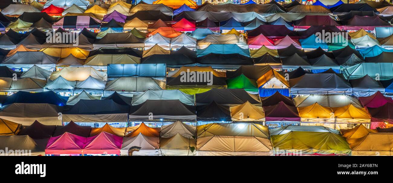 Nachtmarkt mit Blick auf den bunten Zeltladen und die Beleuchtung in Ratchadapisek, Bangkok Thailand Stockfoto