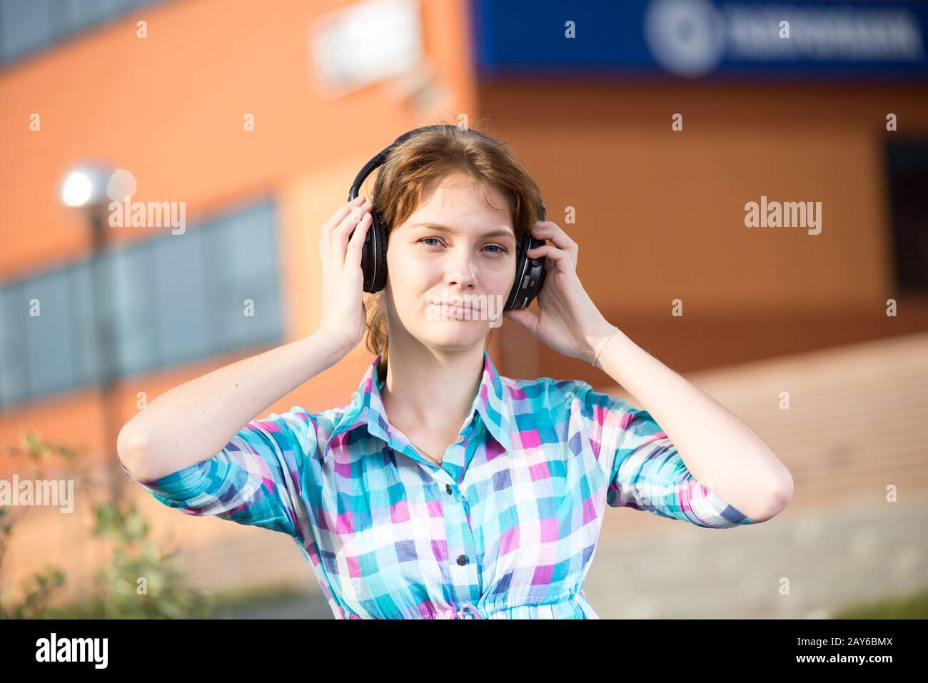 Junge schöne Mädchen Musik Player auf der Straße. Stockfoto