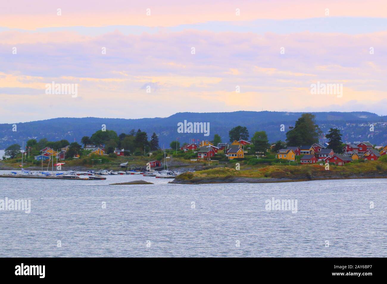 Bunte Cottages auf der Nakholmen Insel im inneren Teil von Oslofjord, in der Gemeinde Oslo. Die Insel hat mehr als 180 Wochenendhäuser Stockfoto