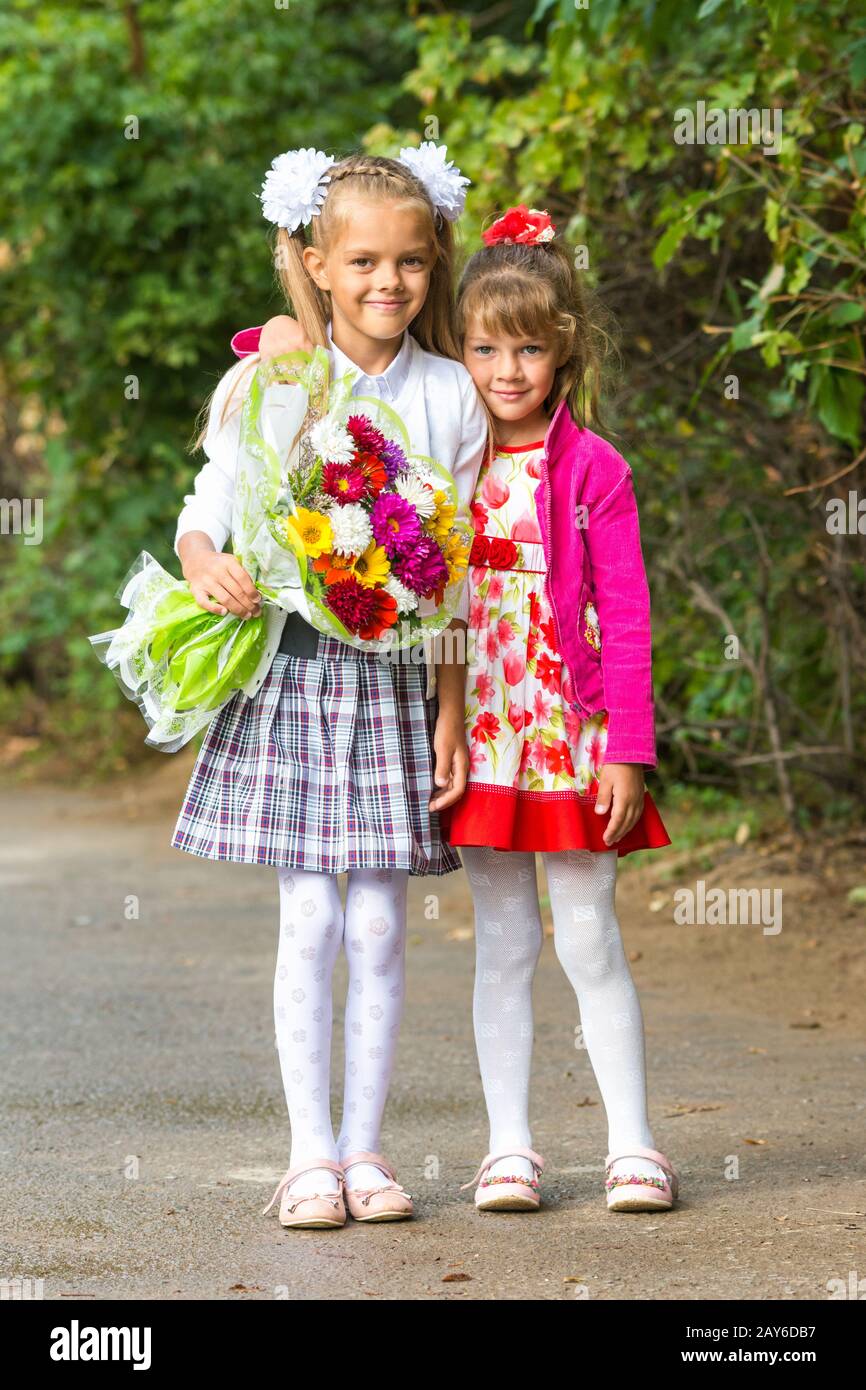 Porträt Erstklässler und ihre jüngere Schwester auf dem Weg zur Schule Stockfoto