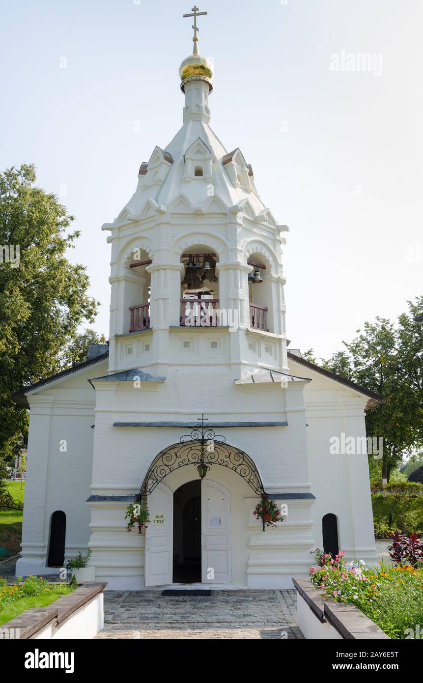 Sergiev Posad - 10. August 2015: Glockenturm Pyatnitskaya Kirche in Sergiev Posad Stockfoto