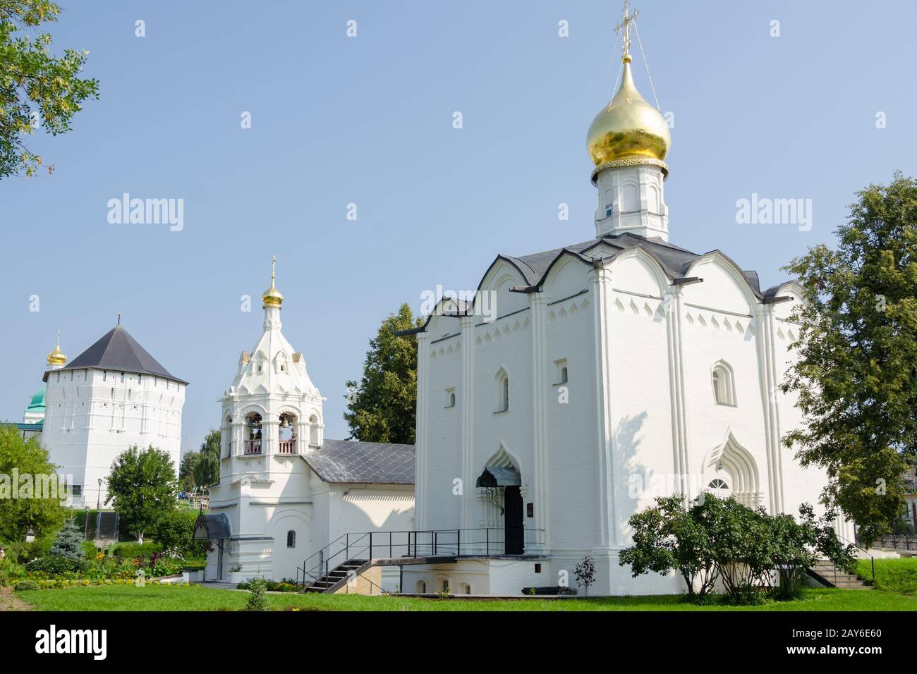 Sergiev Posad - 10. August 2015: Freitag-Kirche und der Glockenturm Turm stehen neben Sergiev Posad Stockfoto