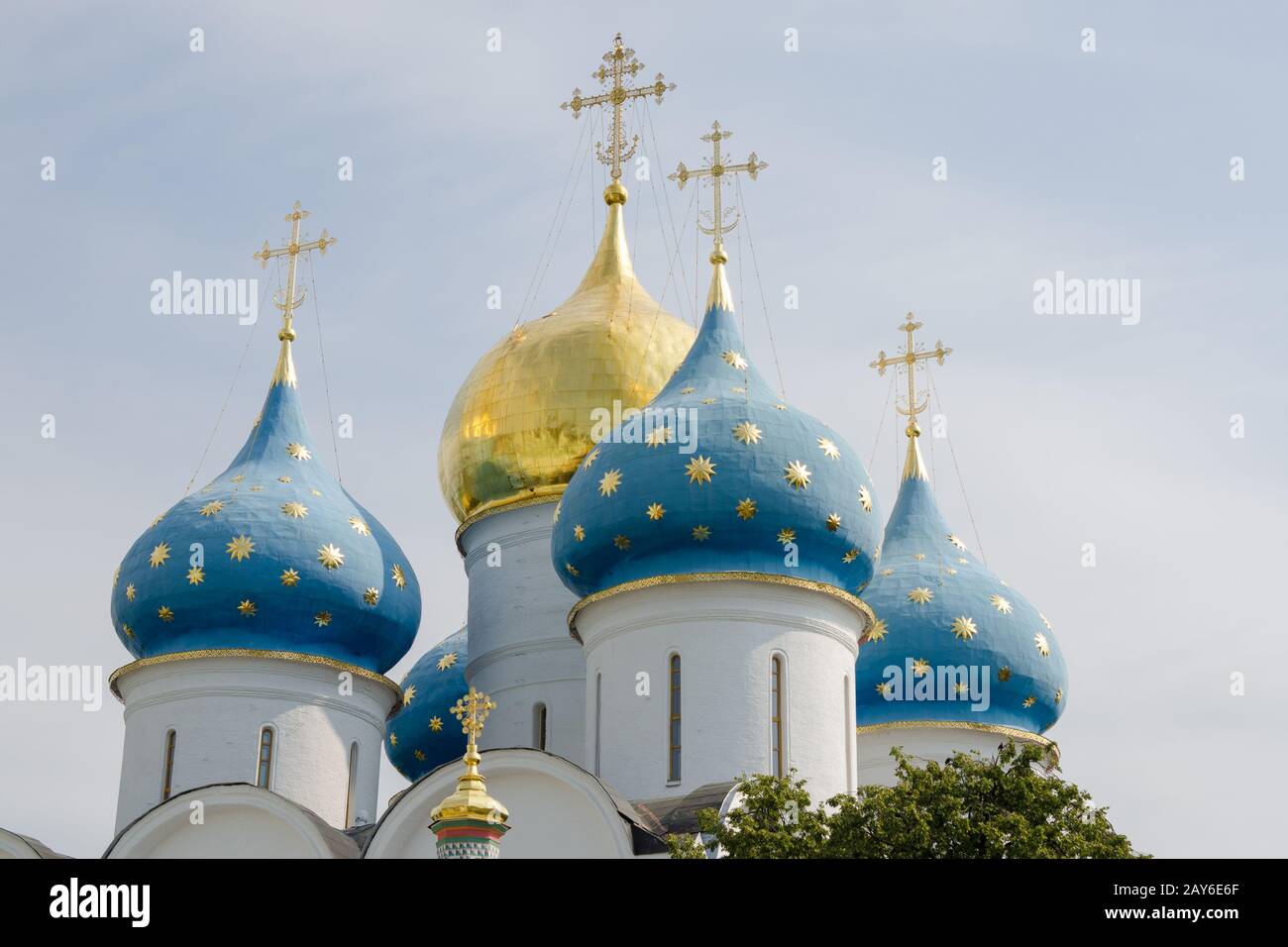 Sergijew Posad - 10. August 2015: Kuppeln der die Himmelfahrts-Kathedrale der Trinity-Sergius Lawra Stockfoto