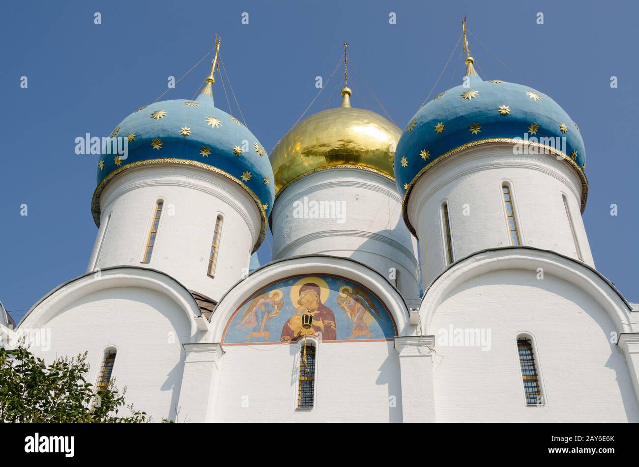 Sergijew Posad - 10. August 2015: Kuppeln der die Himmelfahrts-Kathedrale der Trinity-Sergius Lawra Stockfoto