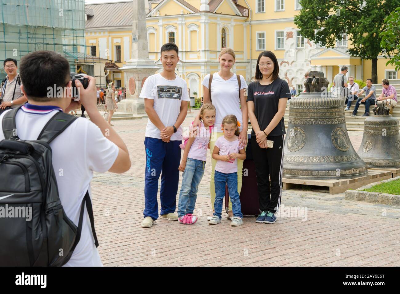 Sergiev Posad - 10. August 2015: Ausländische Touristen sind fotografiert mit russischen Besucher auf dem Hintergrund der Glocken in der H Stockfoto