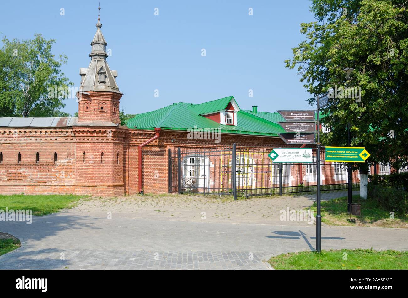 Sergiev Posad - 10. August 2015: die Kreuzung mit dem Zeiger in der roten Wand erstreckt sich von Geschäften rund um Pafnutevsk Stockfoto