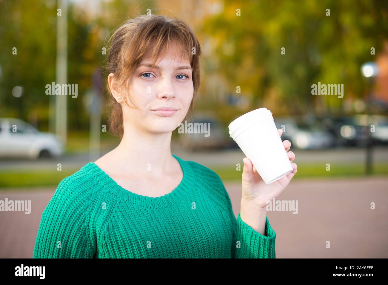 Glücklich, junge Studentin, trinken Kaffee zum mitnehmen. Stockfoto