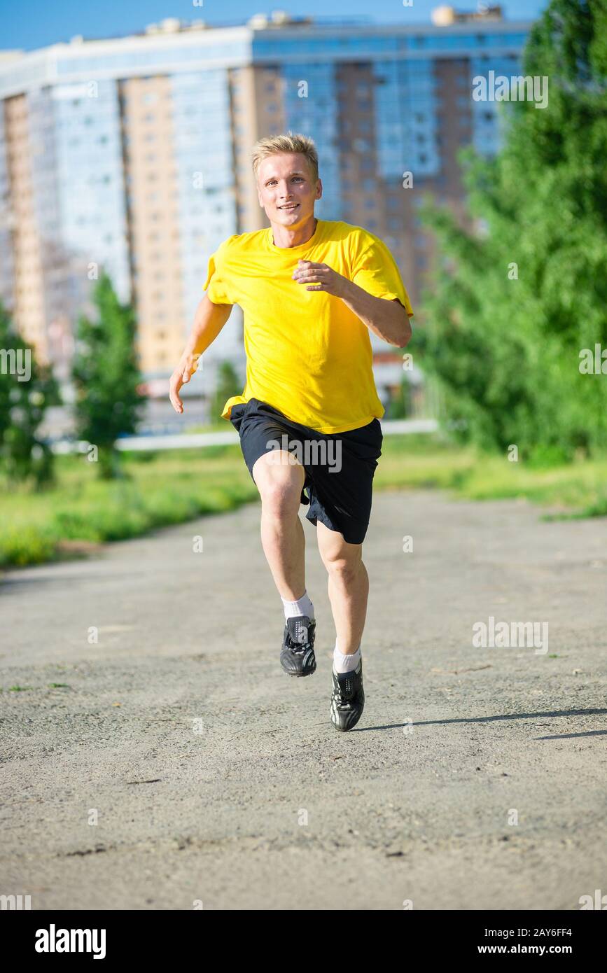 Sportlichen Mann Joggen im Stadtpark Straße. Outdoor-Fitness. Stockfoto