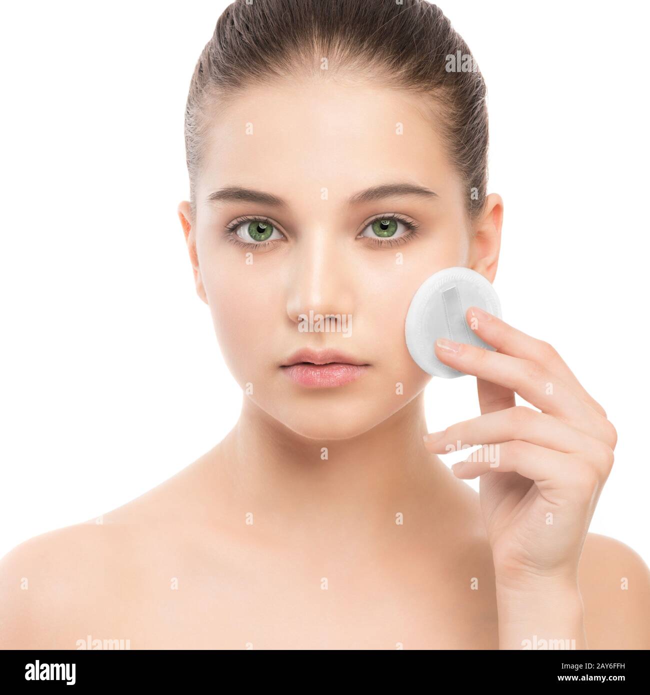 Junge Frau sorgt für die Gesichtshaut. Reinigung der perfekte frische Haut mit Wattepad. Isoliert. Stockfoto