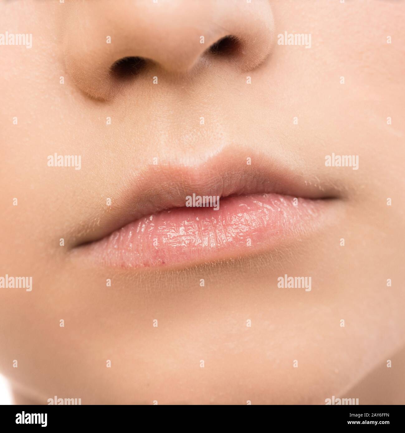 Porträt der schöne Junge brünette Frau mit sauberem Gesicht. Auf einem weißen isoliert. Stockfoto