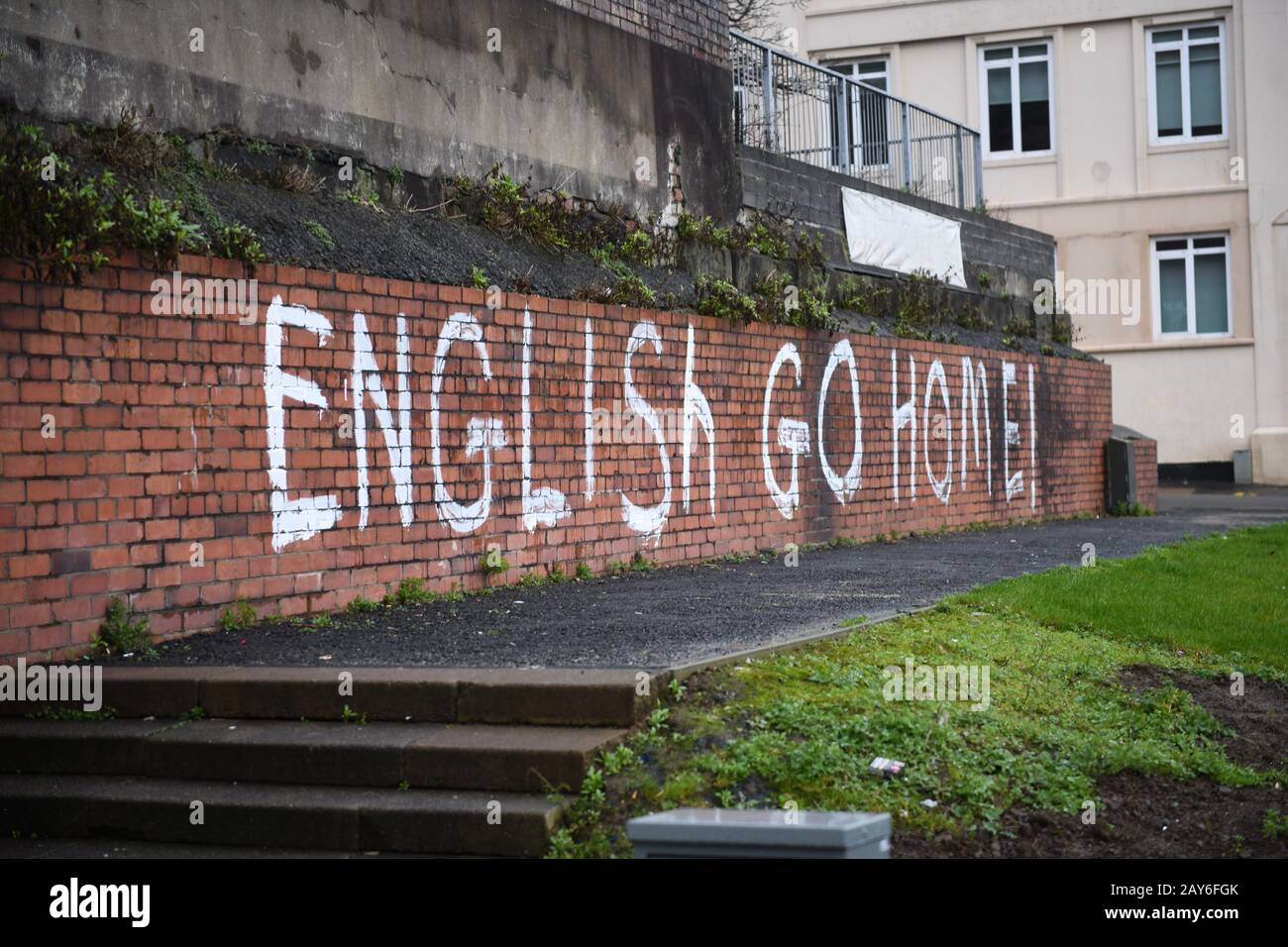 Anti-englische Graffiti sind in weißer Farbe auf einer Ziegelmauer in der walisischen Stadt Swansea geschrieben. Stockfoto