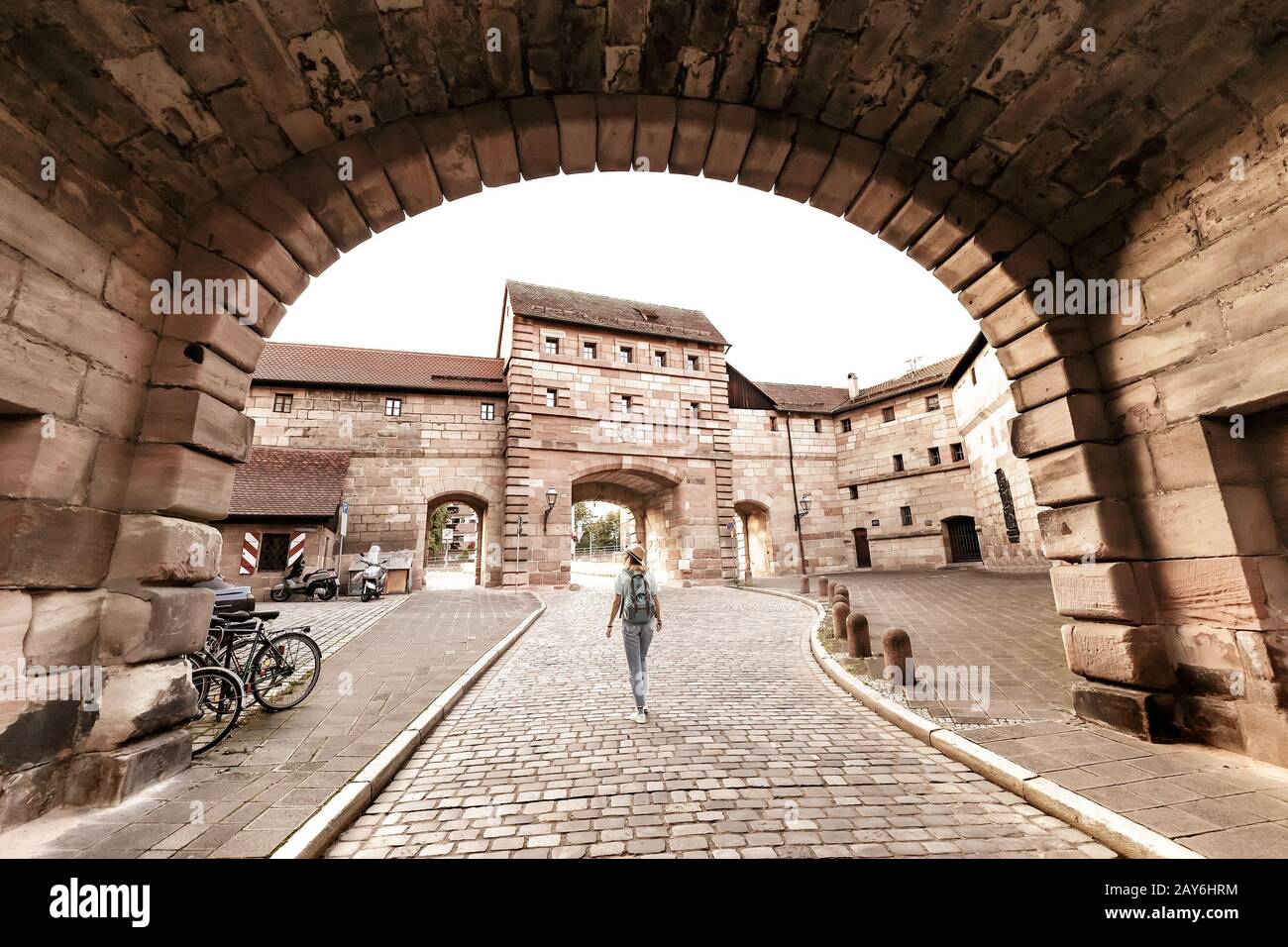 Touristenfrau am Eingangstor zur Altstadt von Nürnberg, Touristen- und Reiseziel. Stockfoto