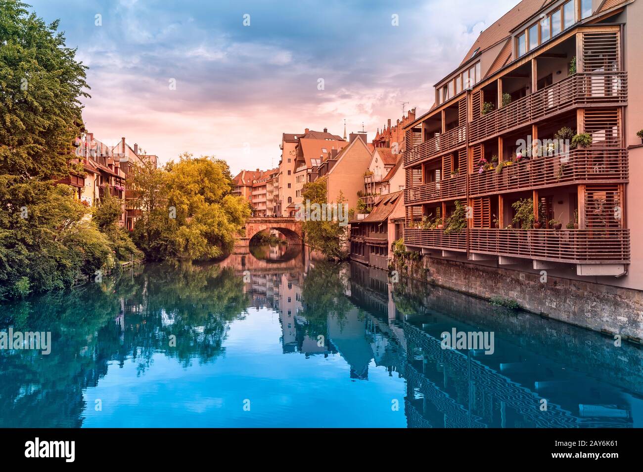 Panoramablick auf die antike Architektur von Wohnhäusern am Ufer der Pegnitz in Nürnberg Stockfoto