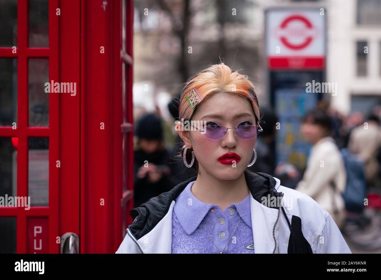 London Fashion Week. Designer, Modefans, Blogger und Modestudenten kommen außerhalb von Somerset House, London, Großbritannien an. Stockfoto