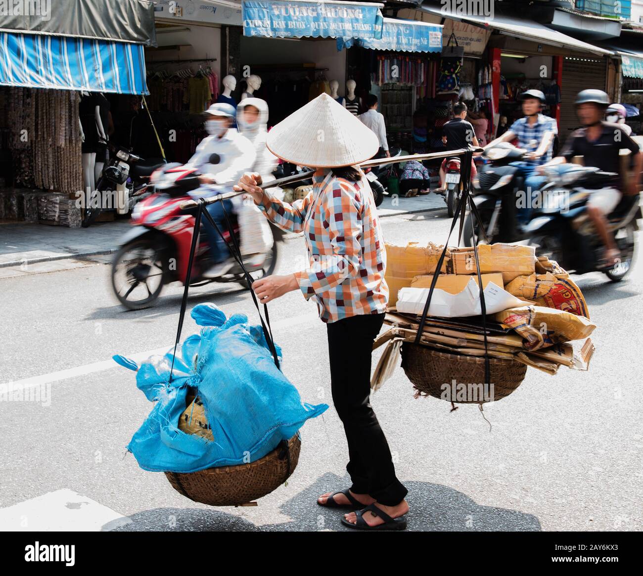 Vietnamesische Straßenhändler handeln und verkaufen ihre Gemüse- und Obstprodukte in Hanoi, Vietnam Stockfoto