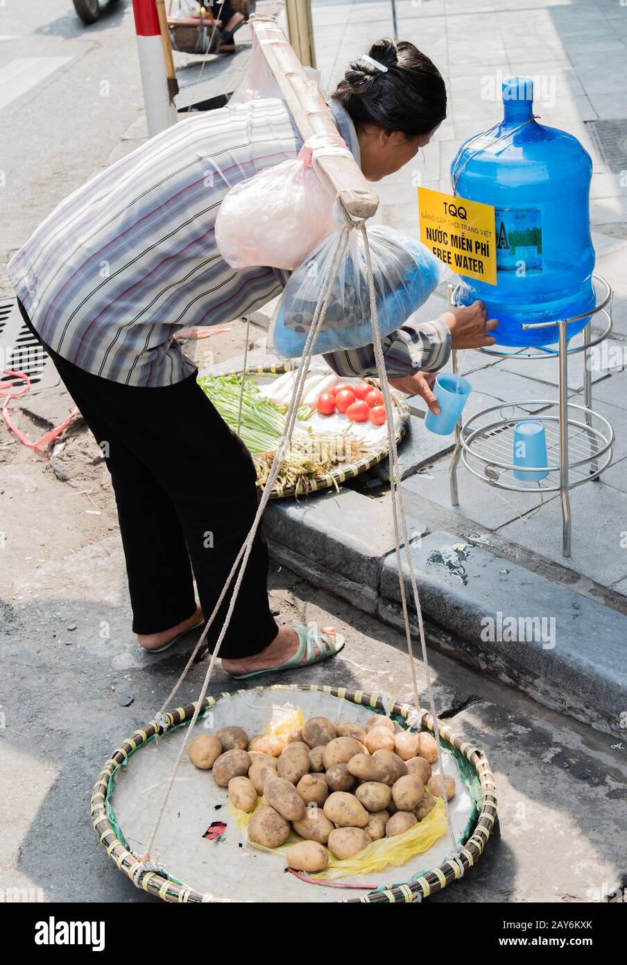 Vietnamesische Straßenhändler handeln und verkaufen ihre Gemüse- und Obstprodukte in Hanoi, Vietnam Stockfoto