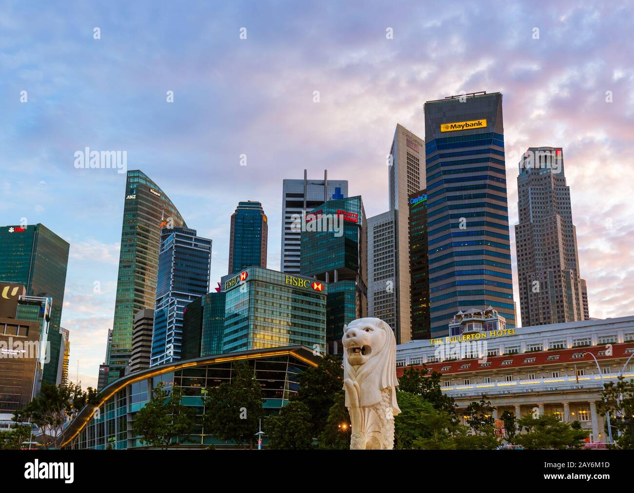 SINGAPUR - 15. APRIL: Skyline der Stadt Singapur und Marina Bay am 15. April 2016 in Singapur Stockfoto