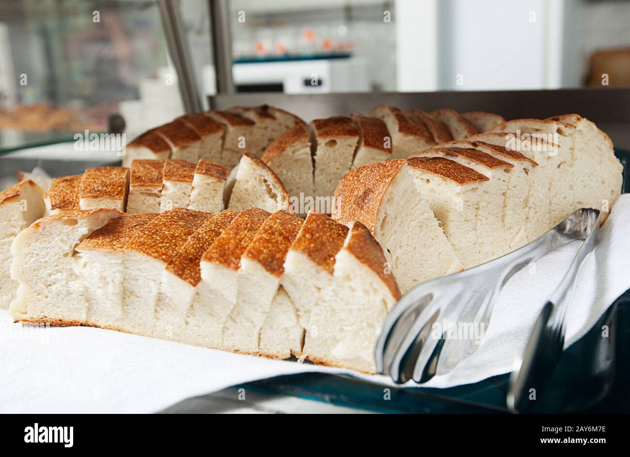 Bild von Bratkartoffel-Portionen im Brotkasten Stockfoto