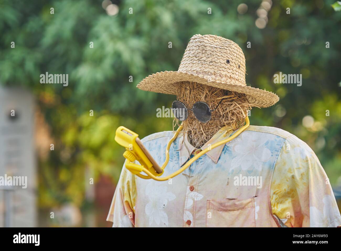 Eine Schrecksekrippe mit einem Smartphone. Stockfoto