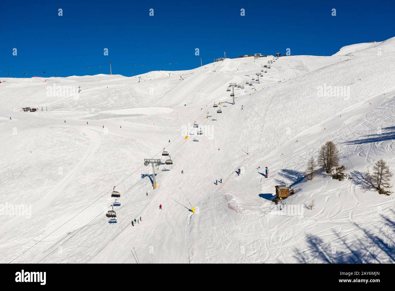 Luftbild des Skigebiets Crans-montana und Sessellift an einem sonnigen Wintertag in den Schweizer alpen im Wallis, Schweiz Stockfoto