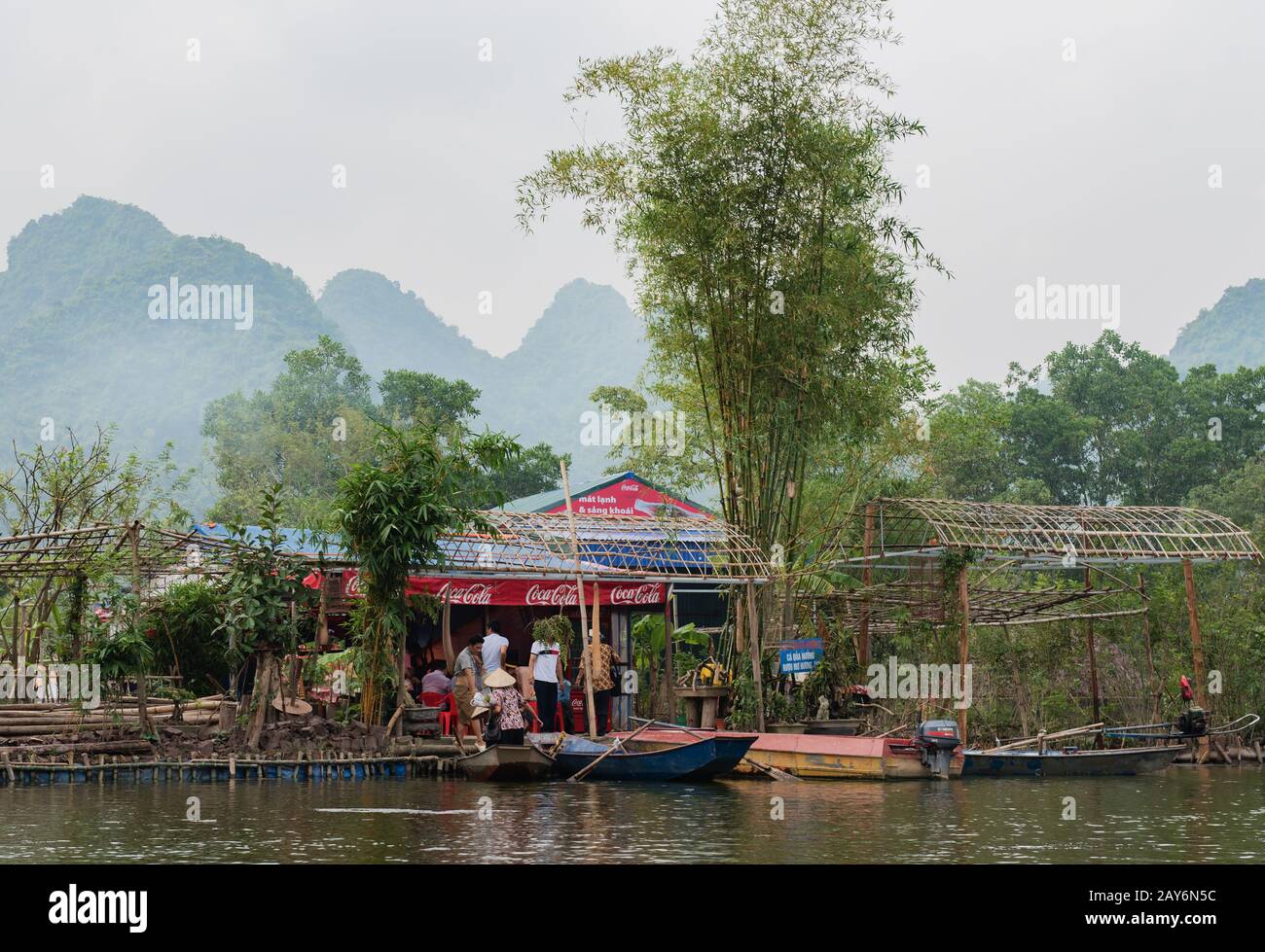 Roter Fluss im Norden Vietnams in der Regenzeit, in Hanoi Stockfoto