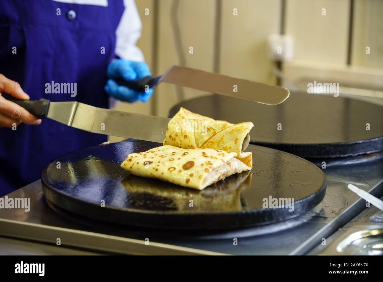 Prozess der gefüllte Pfannkuchen braten in Café-Küche Stockfoto